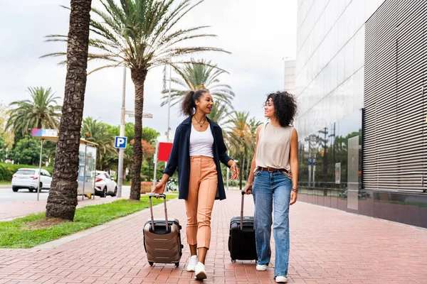 Mutlu, güzel İspanyol, Güney Amerikalı kadınlar dışarıda buluşup eğleniyorlar ve siyahi, yetişkin kadın arkadaşlar turistik bir seyahatte birlikte vakit geçiriyorlar.