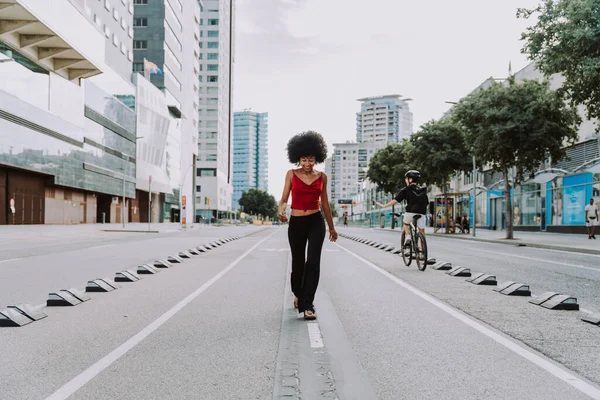 美しい若いです幸せなアフリカの女性とともにアフロ巻きヘアスタイル街を歩く 陽気な黒人学生が路上を歩く — ストック写真