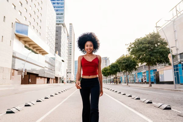 도시에서 곱슬곱슬 머리를 아름다운 아프리카 학생이길을걷고 — 스톡 사진