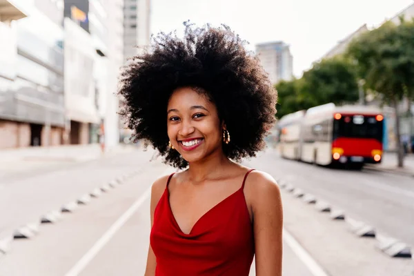 Güzel Genç Mutlu Afro Kıvırcık Saçlı Afrikalı Bir Kadın Şehirde — Stok fotoğraf