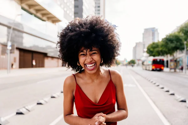 美しい若いです幸せなアフリカの女性とともにアフロ巻きヘアスタイル街を歩く 陽気な黒人学生が路上を歩く — ストック写真