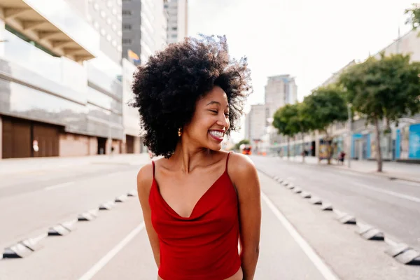 Vacker Ung Glad Afrikansk Kvinna Med Afro Lockigt Frisyr Promenader — Stockfoto