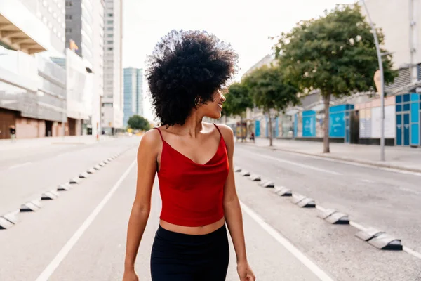 Beautiful Young Happy African Woman Afro Curly Hairstyle Strolling City — Stock Photo, Image