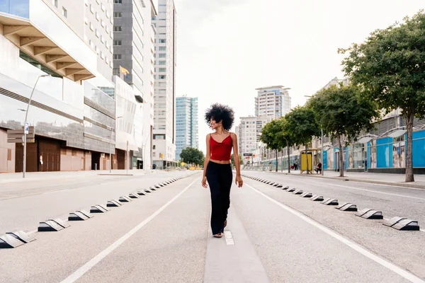美丽的年轻快乐的非洲女人 留着一头非洲卷发 在城市里散步 快乐的黑人学生在街上散步 — 图库照片