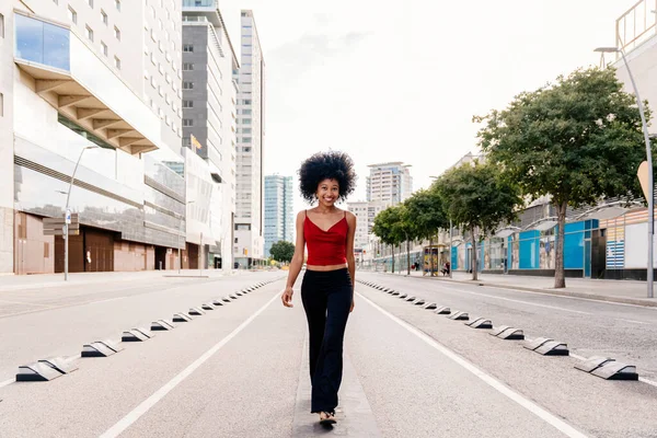도시에서 곱슬곱슬 머리를 아름다운 아프리카 학생이길을걷고 — 스톡 사진