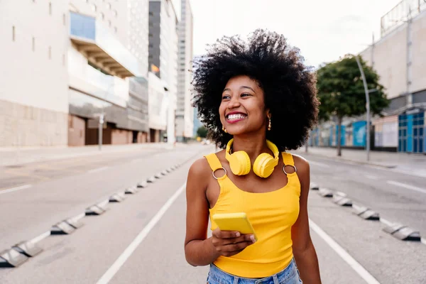 Молодая Счастливая Африканская Женщина Афро Кудрявой Прической Гуляет Городу Веселая — стоковое фото