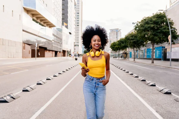 Молодая Счастливая Африканская Женщина Афро Кудрявой Прической Гуляет Городу Веселая — стоковое фото