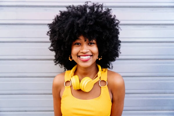 Όμορφη Νεαρή Ευτυχισμένη Αφρικανή Γυναίκα Αφρο Σγουρό Χτένισμα Στην Πόλη — Φωτογραφία Αρχείου