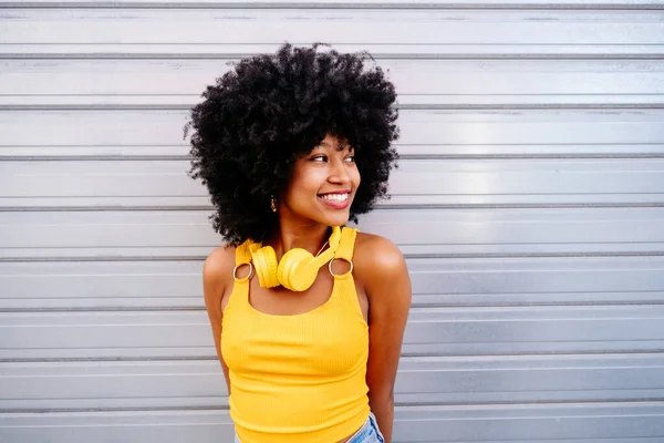 Hermosa Joven Mujer Africana Feliz Con Afro Peinado Rizado Paseando — Foto de Stock