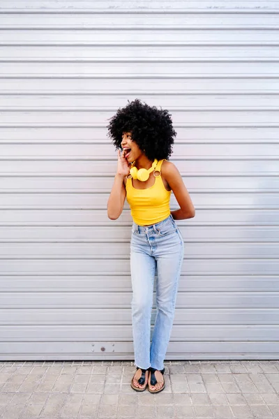 Güzel Genç Mutlu Afro Kıvırcık Saçlı Afrikalı Bir Kadın Renkli — Stok fotoğraf