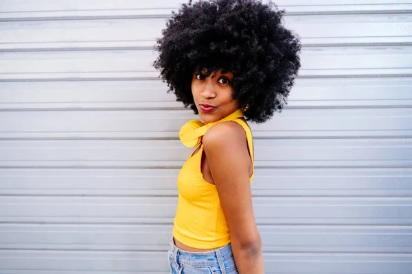 Mooi Jong Gelukkig Afrikaans Vrouw Met Afro Krullend Kapsel Wandelen — Stockfoto