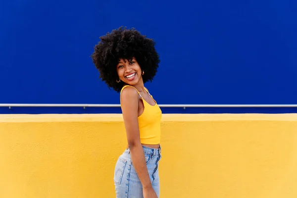Krásná Mladá Šťastná Africká Žena Afro Kudrnatý Účes Procházky Městě — Stock fotografie