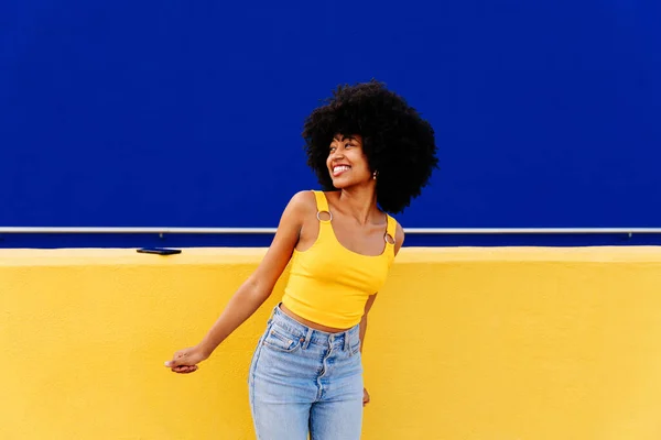Krásná Mladá Šťastná Africká Žena Afro Kudrnatý Účes Procházky Městě — Stock fotografie