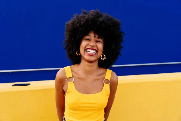 Молодая Счастливая Африканская Женщина Афро Кудрявой Прической Поглаживается Городу Веселый — стоковое фото