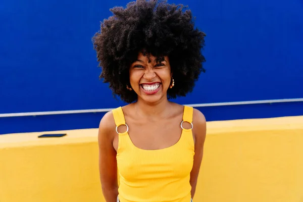 Όμορφη Νεαρή Ευτυχισμένη Αφρικανή Γυναίκα Αφρο Σγουρό Χτένισμα Στην Πόλη — Φωτογραφία Αρχείου
