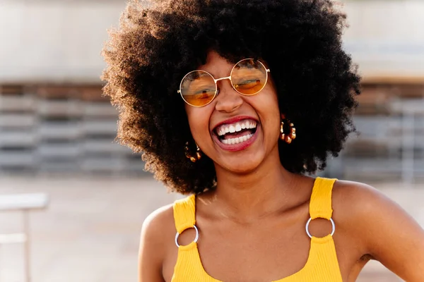 Mooi Jong Gelukkig Afrikaans Vrouw Met Afro Krullend Kapsel Wandelen — Stockfoto