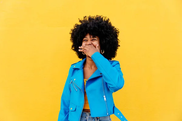 Gyönyörű Fiatal Boldog Afrikai Afro Göndör Frizura Séta Városban Vidám — Stock Fotó