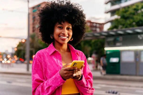 美しい若いです幸せなアフリカの女性とともにアフロ巻きヘアスタイル街を歩く 陽気な黒学生の女の子夜に通りを歩く — ストック写真