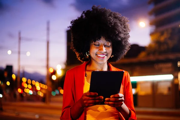 美しい若いです幸せなアフリカの女性とともにアフロ巻きヘアスタイル街を歩く 陽気な黒学生の女の子夜に通りを歩く — ストック写真