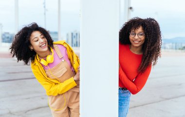 Genç mutlu kadınlar dışarıda eğleniyor, gülüyor ve keyiflerini paylaşıyorlar. Genç arkadaşlar Barcelona 'da dışarıda vakit geçiriyorlar