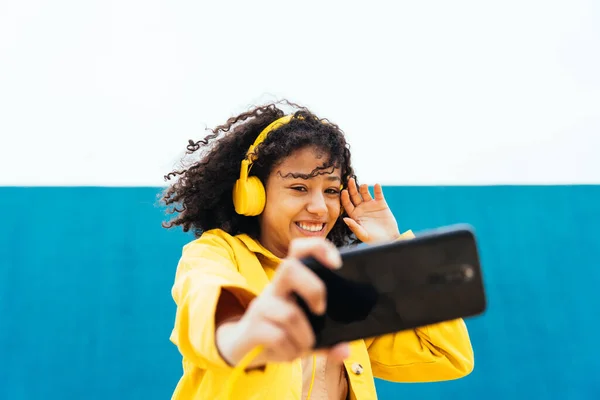 Jovem Mulher Feliz Tomando Selfies Divertindo Livre Adolescente Ouvindo Música — Fotografia de Stock