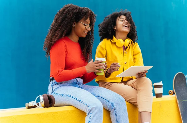 Mladé Šťastné Ženy Studují Tabletu Teenageři Spolu Tráví Čas Škole — Stock fotografie