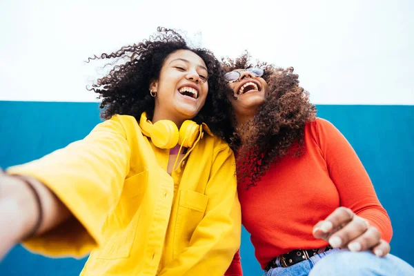 Jóvenes Mujeres Felices Tomando Selfies Con Smartphone Adolescentes Divirtiéndose Aire — Foto de Stock