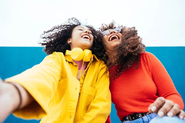 Молодые Счастливые Женщины Делают Селфи Смартфоном Подростки Веселятся Свежем Воздухе — стоковое фото