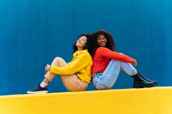 Mladé Šťastné Ženy Pózují Barevných Modrých Žlutých Zdech Teenageři Dívka — Stock fotografie