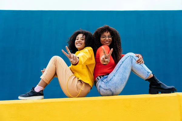 Mujeres Jóvenes Felices Posando Paredes Color Azul Amarillo Adolescentes Chica — Foto de Stock
