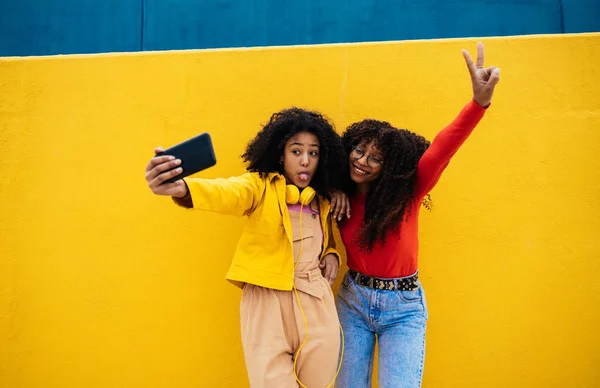 Junge Glückliche Frauen Machen Selfies Mit Dem Smartphone Jugendliche Haben — Stockfoto