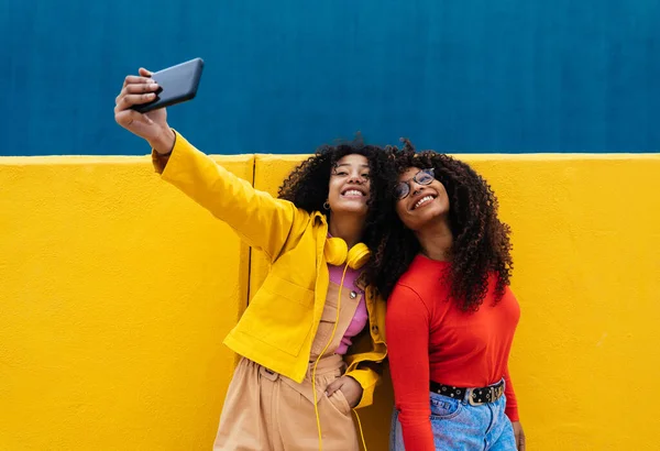 Νεαρές Ευτυχισμένες Γυναίκες Που Παίρνουν Selfies Smartphone Έφηβοι Διασκεδάζουν Έξω — Φωτογραφία Αρχείου
