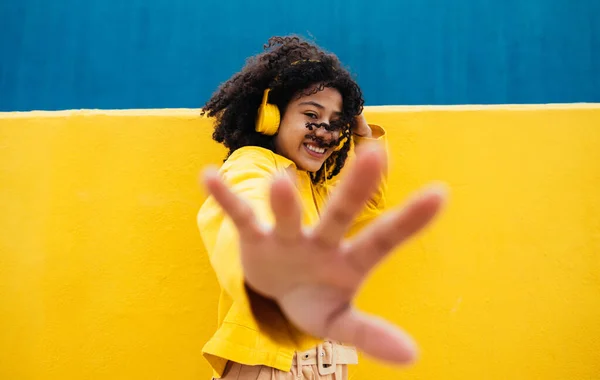 Молодая Счастливая Женщина Танцует Веселится Открытом Воздухе Мбаппе Слушает Музыку — стоковое фото