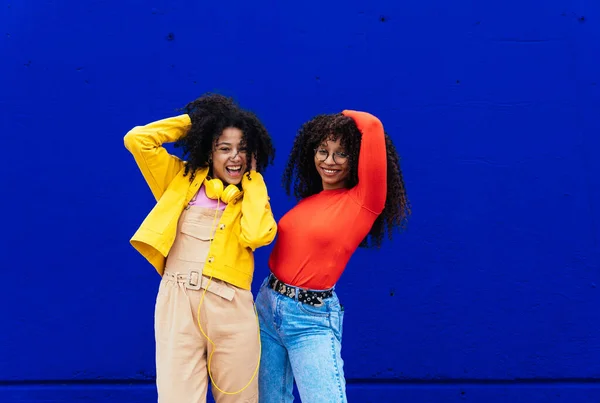 Genç Mutlu Kadınlar Dans Ediyor Dışarıda Eğleniyorlar Gençler Sarı Mavi — Stok fotoğraf