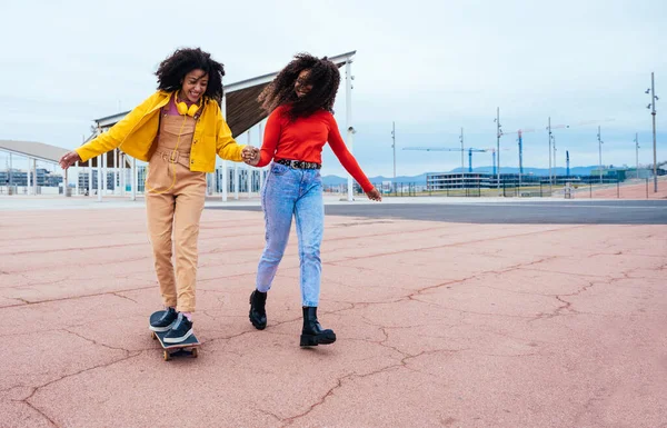 若い幸せな女性は楽しい屋外で笑って気分を共有しています 10代の女の子は学校の後バルセロナの港を歩く — ストック写真
