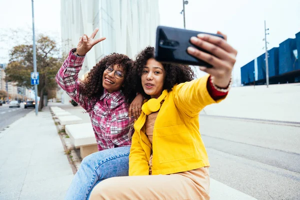 Genç Mutlu Kadınlar Dışarıda Eğleniyor Gülüyor Keyiflerini Paylaşıyorlar Genç Arkadaşlar — Stok fotoğraf