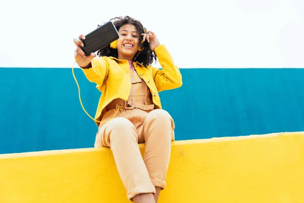Молодая Счастливая Женщина Делает Селфи Веселится Открытом Воздухе Мбаппе Слушает — стоковое фото