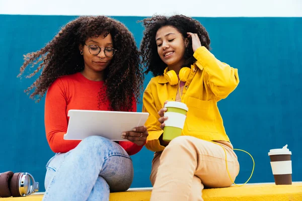 Jonge Gelukkige Vrouwen Die Studeren Een Tablet Tieners Besteden Tijd — Stockfoto