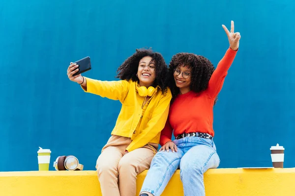 Jovens Mulheres Felizes Tirando Selfies Com Smartphone Adolescentes Divertindo Livre — Fotografia de Stock