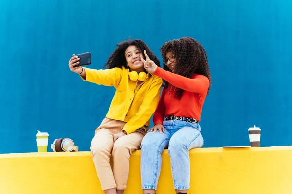 若い幸せな女性がスマートフォンで自撮り 学校の後に楽しい屋外を持っている10代 — ストック写真