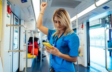 Hastanede çalışan bir hemşirenin günlük yaşamının sinematik görüntüsü.