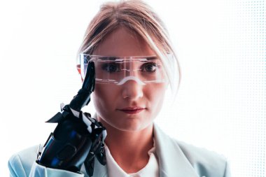 Sayborg biyonik kolu ve gelişmiş gerçeklik vizörü olan bir iş kadını. Geleceğin temsili olarak insan ve teknik bölümler de dahil olacak. Siber punk görünümü. 