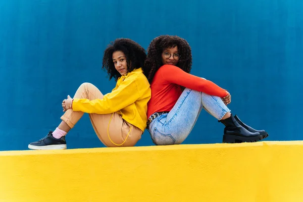 Mujeres Jóvenes Felices Posando Paredes Color Azul Amarillo Adolescentes Chica — Foto de Stock