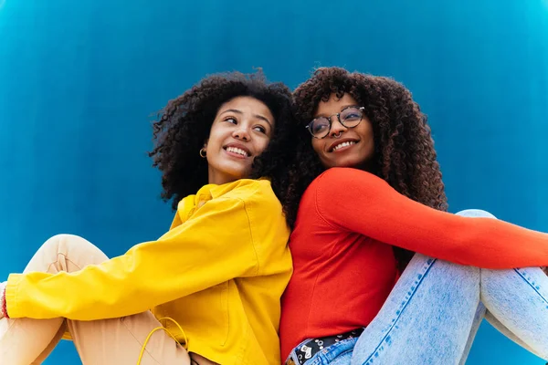 Unga Glada Kvinnor Poserar Färgade Blå Och Gula Väggar Tonåringar — Stockfoto