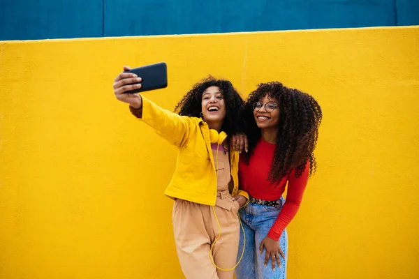 Unga Glada Kvinnor Som Tar Selfies Med Smartphone Tonåringar Som — Stockfoto