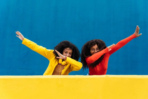 Fiatal Boldog Nők Mosolyognak Szórakoznak Szabadban Tini Lányok Göndör Haj — Stock Fotó