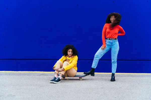 Genç Mutlu Kadın Kaykayıyla Dışarıda Eğleniyor Genç Sarı Mavi Kentsel — Stok fotoğraf