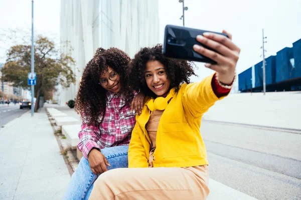 年轻快乐的女人在户外玩的开心 笑着分享好心情 青少年朋友在巴塞罗那户外消磨时光 — 图库照片