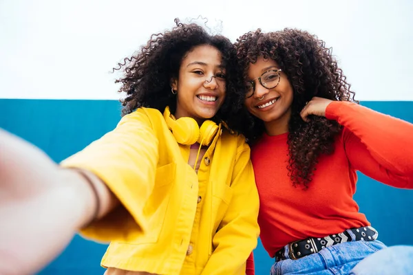Jóvenes Mujeres Felices Tomando Selfies Con Smartphone Adolescentes Divirtiéndose Aire — Foto de Stock
