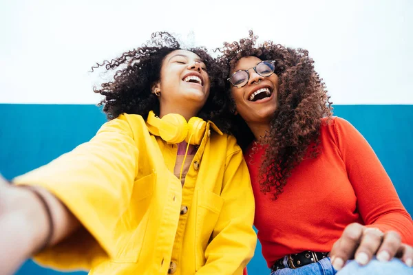 Młode Szczęśliwe Kobiety Robią Sobie Selfie Pomocą Smartfona Nastolatki Zabawy — Zdjęcie stockowe